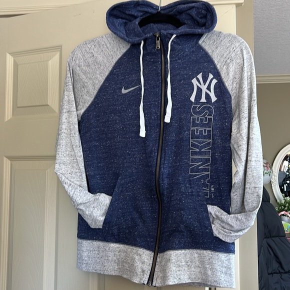 NIKE Ladies NEW YORK YANKEES HOODIE ⚾️ - Picture 5 of 9